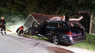 In Wallerfing ist ein junger Autofahrer nachts gegen ein Pumpenhaus geprallt.