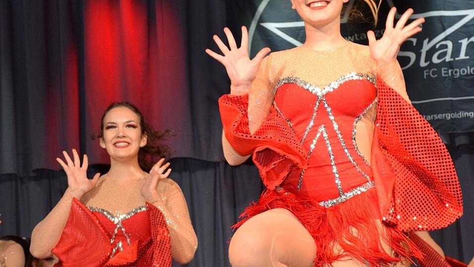 Der B&uuml;rgersaal war am Samstag Heimat des Showtanzes. Die Showtanzgruppe 'Dance Stars' des FC lud zur Premierevorstellung des neuen Programms.