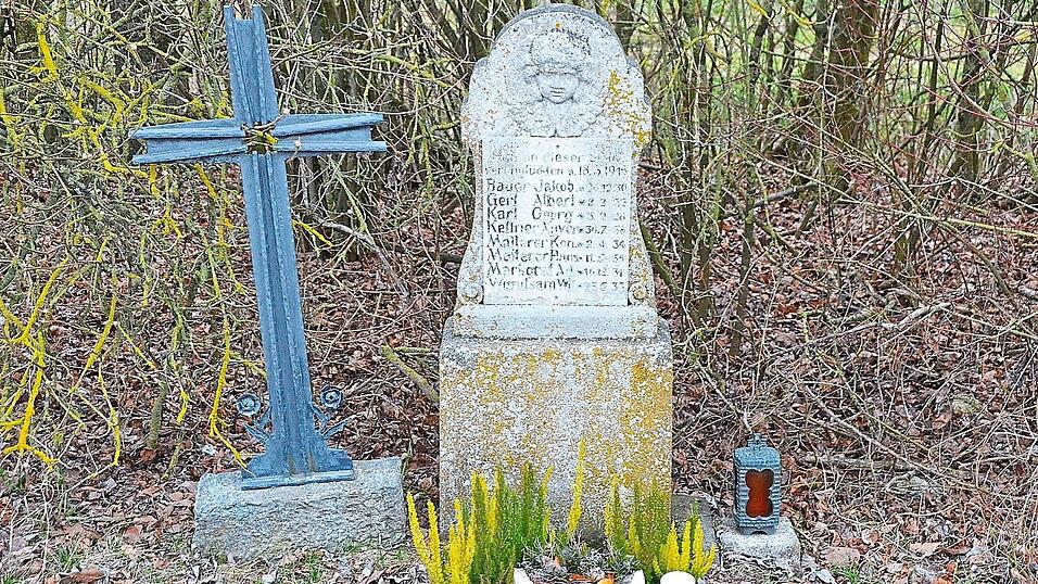 Dieses inzwischen wieder verwitterte Marterl an der Straße zwischen Taimering und der Bahnunterführung erinnert noch heute an das schreckliche Bombenunglück vor 80 Jahren. Dieses inzwischen wieder verwitterte Marterl an der Straße zwischen Taimering und der Bahnunterführung erinnert noch heute an das schreckliche Bombenunglück vor 80 Jahren.