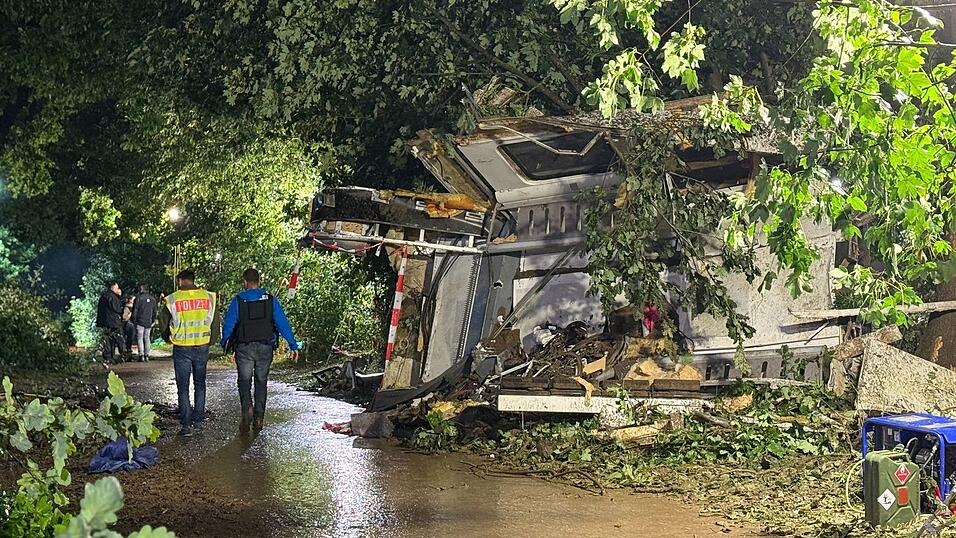 Rund 50 Menschen wurden den Angaben nach verletzt. Rund 50 Menschen wurden den Angaben nach verletzt.
