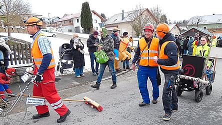 Immer im Einsatz: die FFW Waldm&uuml;nchen samt Stra&szlig;enfegerkehrmaschine
