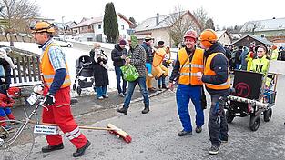 Immer im Einsatz: die FFW Waldm&uuml;nchen samt Stra&szlig;enfegerkehrmaschine