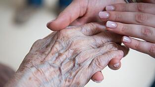 Die Zahl der Demenzkranken in Bayern wird Prognosen zufolge bis 2060 drastisch steigen. (Symbolbild) Die Zahl der Demenzkranken in Bayern wird Prognosen zufolge bis 2060 drastisch steigen. (Symbolbild)