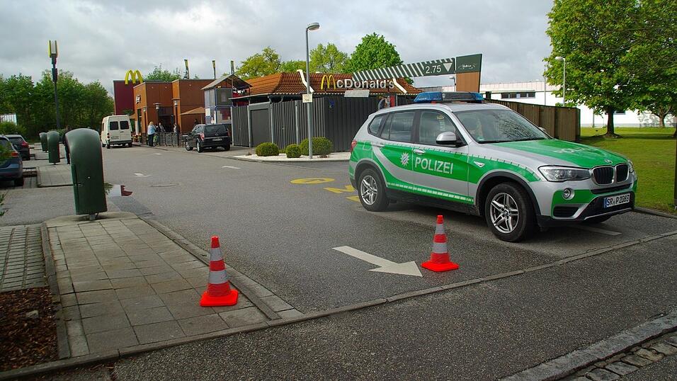 Einbrecher haben in der Nacht auf Dienstag in der McDonald's-Filiale in der Laaberstraße in Dingolfing gewütet. Die Kripo Landshut bittet um Zeugenhinweise. Einbrecher haben in der Nacht auf Dienstag in der McDonald's-Filiale in der Laaberstraße in Dingolfing gewütet. Die Kripo Landshut bittet um Zeugenhinweise.