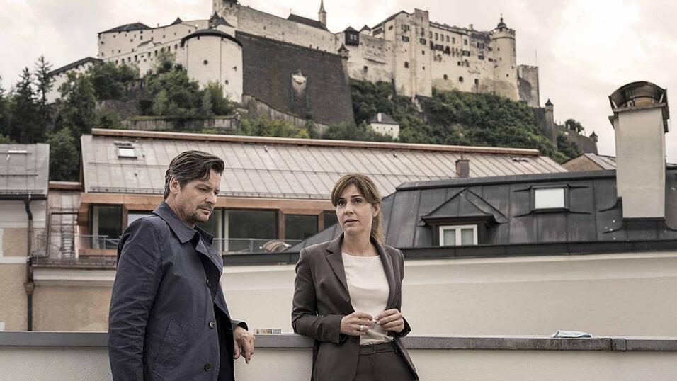 Vor malerischer Kulisse: Fritz Karl als Gerichtspsychologe Thomas Meiberger und Ulrike C. Tscharre als Staatsanwältin Barbara Simma Vor malerischer Kulisse: Fritz Karl als Gerichtspsychologe Thomas Meiberger und Ulrike C. Tscharre als Staatsanwältin Barbara Simma