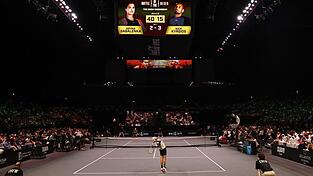 Nick Kyrgios beim Aufschlag im Battle of the Sexes gegen Aryna Sabalenka.