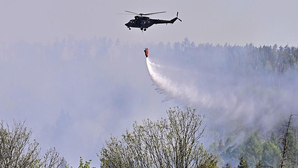 Im Nationalpark B&ouml;hmische Schweiz k&auml;mpft man mit Hilfe von Hubschraubern gegen die Flammen. Bald soll es aber regnen.