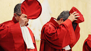 Der Zweite Senat beim Bundesverfassungsgericht in Karlsruhe (Baden-W&uuml;rttemberg), v.l. Peter Huber und Andreas Vo&szlig;kuhle (Vorsitz), er&ouml;ffnet am 12.06.2013 die m&uuml;ndliche Verhandlung &uuml;ber den Euro-Rettungsschirm ESM und die Politik der Europ&auml;ischen Zentralbank (EZB).