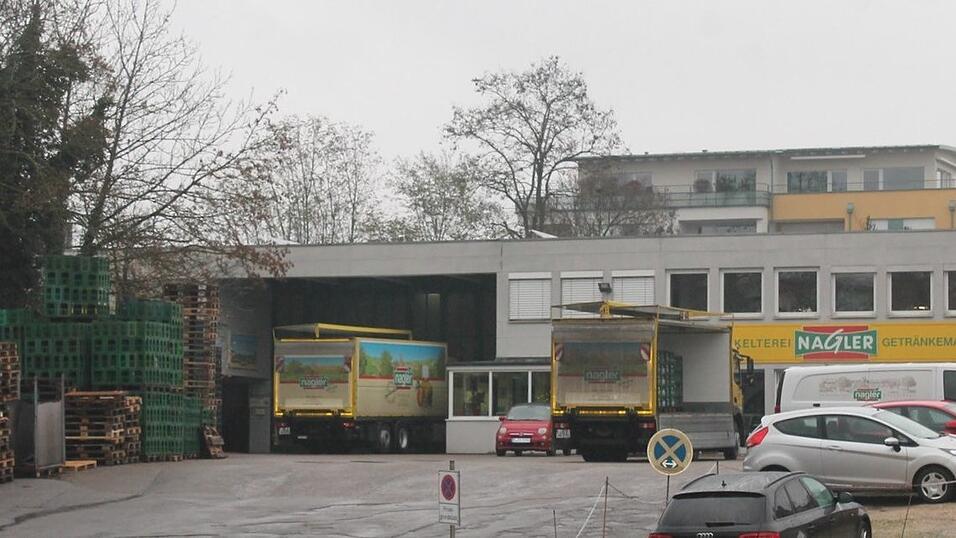 Auf dem Areal an der Galgenbergstraße 17 könnte - im Falle einer Verlagerung der Privatkelterei Nagler - ein neues Geschäfts- und Wohnhaus realisiert werden. Der Gestaltungsbeirat reagierte positiv auf den Vorentwurf. Auf dem Areal an der Galgenbergstraße 17 könnte - im Falle einer Verlagerung der Privatkelterei Nagler - ein neues Geschäfts- und Wohnhaus realisiert werden. Der Gestaltungsbeirat reagierte positiv auf den Vorentwurf.