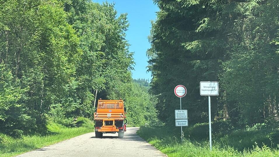 „Privatstraße des Bundes“ steht auf dem Schild entlang der Straße zum Truppenübungsplatz. An diesem Punkt ist für Zivilisten Schluss. „Privatstraße des Bundes“ steht auf dem Schild entlang der Straße zum Truppenübungsplatz. An diesem Punkt ist für Zivilisten Schluss.