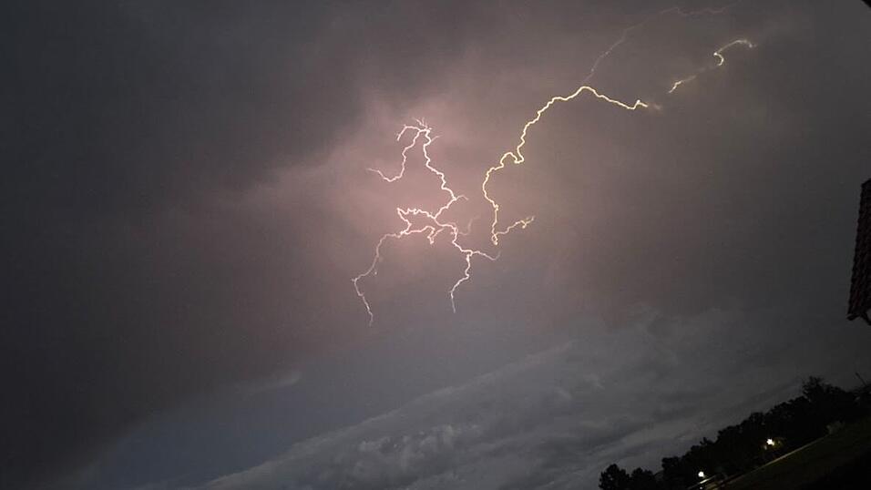 Auch aus dem Nachbarlandkreis hatte man gute Sicht auf das Unwetter: Benedikt Held erwischte von Sünching aus zwei Blitze. 