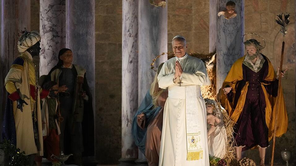 Papst Leo XIV. hält für einen Moment des Gebets vor der Weihnachtskrippe auf dem Petersplatz im Vatikan inne. Papst Leo XIV. hält für einen Moment des Gebets vor der Weihnachtskrippe auf dem Petersplatz im Vatikan inne.