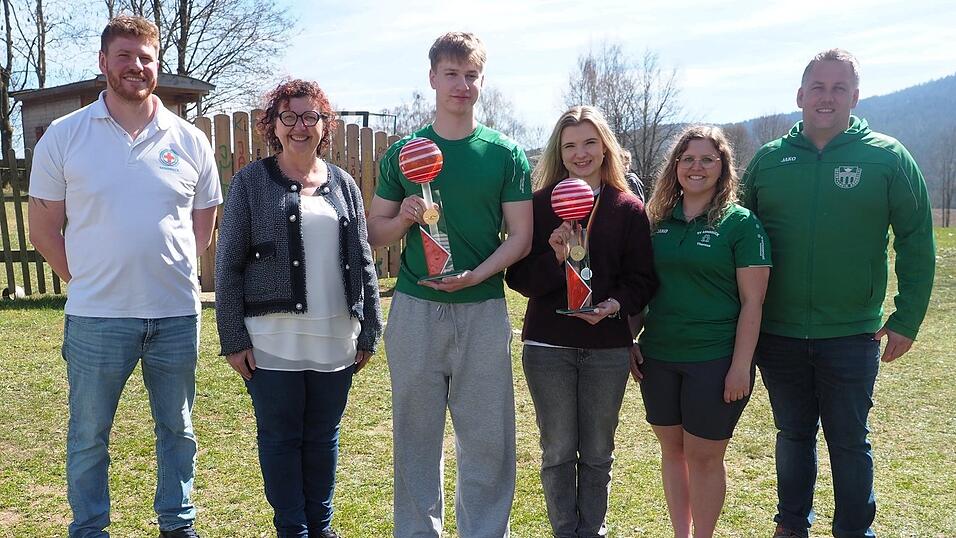 Strahlende Gesichter bei der Ehrung der Ortsmeister am Samstag vor dem Panoramabad: Wasserwachtboss Matthias Müller (v. l.), Bürgermeisterin Angelika Leitermann, die Ortsmeister Michael Schwarz und Maria Kuchler, SV-Schwimmspartenleiterin Theresa Leitermann und Stefan Neppl, Vorsitzender des Sportvereins Strahlende Gesichter bei der Ehrung der Ortsmeister am Samstag vor dem Panoramabad: Wasserwachtboss Matthias Müller (v. l.), Bürgermeisterin Angelika Leitermann, die Ortsmeister Michael Schwarz und Maria Kuchler, SV-Schwimmspartenleiterin Theresa Leitermann und Stefan Neppl, Vorsitzender des Sportvereins