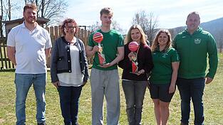 Strahlende Gesichter bei der Ehrung der Ortsmeister am Samstag vor dem Panoramabad: Wasserwachtboss Matthias Müller (v. l.), Bürgermeisterin Angelika Leitermann, die Ortsmeister Michael Schwarz und Maria Kuchler, SV-Schwimmspartenleiterin Theresa Leitermann und Stefan Neppl, Vorsitzender des Sportvereins Strahlende Gesichter bei der Ehrung der Ortsmeister am Samstag vor dem Panoramabad: Wasserwachtboss Matthias Müller (v. l.), Bürgermeisterin Angelika Leitermann, die Ortsmeister Michael Schwarz und Maria Kuchler, SV-Schwimmspartenleiterin Theresa Leitermann und Stefan Neppl, Vorsitzender des Sportvereins