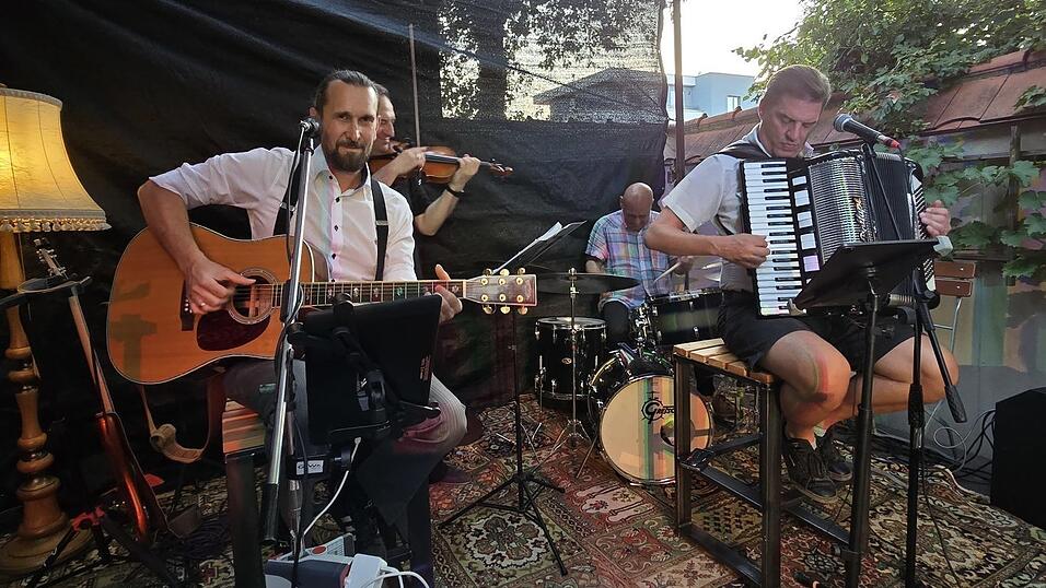 Andreas Stauber und Andreas Bittl (von links), instrumental begleitet von (hinten, von links) Manfred Leopold und Wolfgang Kotsolwilis, präsentierten einen Musikmarathon querbeet durch die österreichische und bayerische Musikszene. Andreas Stauber und Andreas Bittl (von links), instrumental begleitet von (hinten, von links) Manfred Leopold und Wolfgang Kotsolwilis, präsentierten einen Musikmarathon querbeet durch die österreichische und bayerische Musikszene.