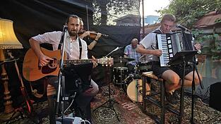 Andreas Stauber und Andreas Bittl (von links), instrumental begleitet von (hinten, von links) Manfred Leopold und Wolfgang Kotsolwilis, präsentierten einen Musikmarathon querbeet durch die österreichische und bayerische Musikszene. Andreas Stauber und Andreas Bittl (von links), instrumental begleitet von (hinten, von links) Manfred Leopold und Wolfgang Kotsolwilis, präsentierten einen Musikmarathon querbeet durch die österreichische und bayerische Musikszene.