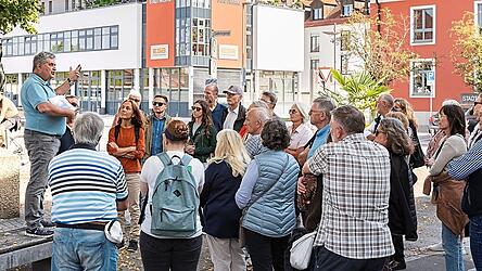 Am Standort des ehemaligen Grillturms erklärte Franz Wagner, warum Türme zugunsten breiterer Straßen für Fuhrwerke weichen mussten. Am Standort des ehemaligen Grillturms erklärte Franz Wagner, warum Türme zugunsten breiterer Straßen für Fuhrwerke weichen mussten.