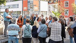 Am Standort des ehemaligen Grillturms erkl&auml;rte Franz Wagner, warum T&uuml;rme zugunsten breiterer Stra&szlig;en f&uuml;r Fuhrwerke weichen mussten.