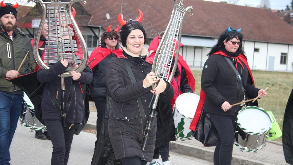 Viele Faschings-Fans haben sich am Samstag den Umzug in Langenbach angesehen. Viele Faschings-Fans haben sich am Samstag den Umzug in Langenbach angesehen.