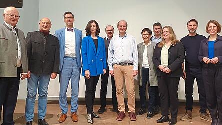 Die Vorstandschaft mit den neuen Beiräten (v. l.): Rechnungsprüfer Gilch, zweiter Vorsitzender Dr. Christoph Günther, Schriftführer Dr. Olaf Sommerfeld, stellvertretende Schulleiterin Ines Bucher, Kassier Wolfgang Hofmeister, Vorsitzender Dr. Thomas Späth, Dr. Renate Waas, zweiter Bürgermeister Josef Fisch, Dermatologin Sonja Albert, Musiker Otto Schellinger sowie Bürgermeisterin Andrea Probst