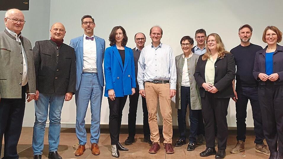 Die Vorstandschaft mit den neuen Beiräten (v. l.): Rechnungsprüfer Gilch, zweiter Vorsitzender Dr. Christoph Günther, Schriftführer Dr. Olaf Sommerfeld, stellvertretende Schulleiterin Ines Bucher, Kassier Wolfgang Hofmeister, Vorsitzender Dr. Thomas Späth, Dr. Renate Waas, zweiter Bürgermeister Josef Fisch, Dermatologin Sonja Albert, Musiker Otto Schellinger sowie Bürgermeisterin Andrea Probst Die Vorstandschaft mit den neuen Beiräten (v. l.): Rechnungsprüfer Gilch, zweiter Vorsitzender Dr. Christoph Günther, Schriftführer Dr. Olaf Sommerfeld, stellvertretende Schulleiterin Ines Bucher, Kassier Wolfgang Hofmeister, Vorsitzender Dr. Thomas Späth, Dr. Renate Waas, zweiter Bürgermeister Josef Fisch, Dermatologin Sonja Albert, Musiker Otto Schellinger sowie Bürgermeisterin Andrea Probst