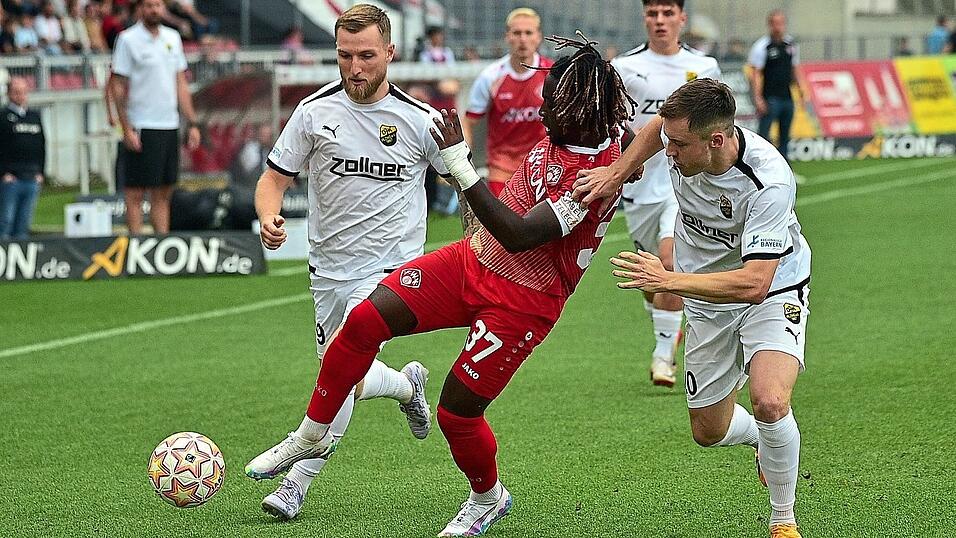 Thomas Haas (r.) und Jonas Goß (l.) hatten auch gegen Würzburg mit Pedro Muteba einen schweren Stand, deshalb würde ein Sieg im Toto-Pokal den Vilzinger im Moment sehr gut tun. Thomas Haas (r.) und Jonas Goß (l.) hatten auch gegen Würzburg mit Pedro Muteba einen schweren Stand, deshalb würde ein Sieg im Toto-Pokal den Vilzinger im Moment sehr gut tun.