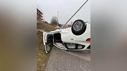 Es waren zahlreiche Feuerwehrkr&auml;fte zur Bergung vor Ort. Der 74-j&auml;hrige Fahrer wurde leicht verletzt.