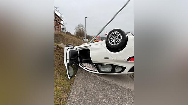 Es waren zahlreiche Feuerwehrkr&auml;fte zur Bergung vor Ort. Der 74-j&auml;hrige Fahrer wurde leicht verletzt.