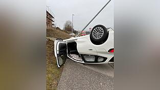 Es waren zahlreiche Feuerwehrkräfte zur Bergung vor Ort. Der 74-jährige Fahrer wurde leicht verletzt. Es waren zahlreiche Feuerwehrkräfte zur Bergung vor Ort. Der 74-jährige Fahrer wurde leicht verletzt.