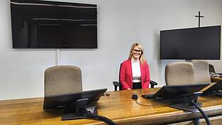 Fotografiert von der Anklagebank im Sitzungssaal des Viechtacher Amtsgericht aus: Strafrichterin Tamara Ellmann, die hier w&auml;hrend Verhandlungen in schwarzer Richterrobe sitzt.