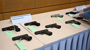Die Polizei hat mehrere Schusswaffen sichergestellt.