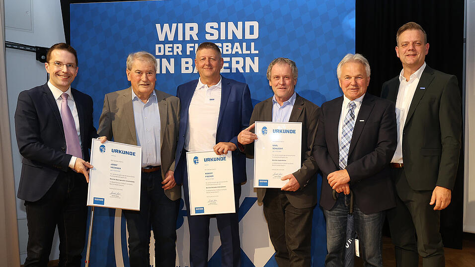 Beim Bezirkstag wurden von BFV-Pr&auml;sident Christoph Kern (l.), dem Bezirks-borsitzenden Harald Hasse (r.) und Otto Baumann (2.v.r.) vom Bayerischen Landessport-Verband (BLSV) auch drei langj&auml;hrige niederbayerische Fu&szlig;ball-Funktion&auml;re verabschiedet: Bezirksjugendleiter Karl Schlecht (3.v.r.), Bezirks-Schiedsrichterobmann Robert Fischer (3.v.l.) und mit Josef Heckner (2.v.l.) der Bezirkssportgerichtsvorsitzende, der &uuml;ber f&uuml;nf Jahrzehnte ehrenamtlich f&uuml;r den BFV in verschiedenen Funktionen wirkte und dessen Lebenswerk mit langanhaltendem Applaus im B&uuml;rgersaal gew&uuml;rdigt wurde.
