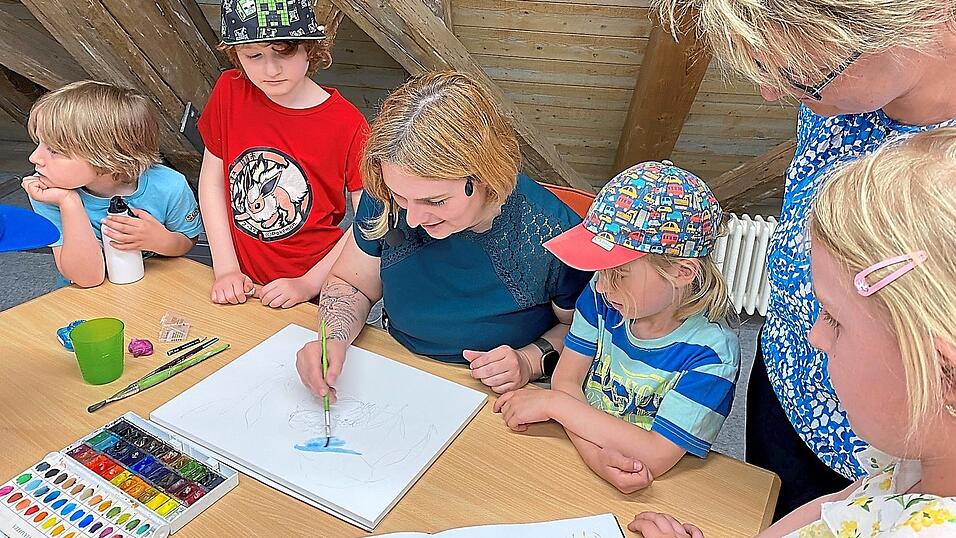 Autorin und Illustratorin Christiane Nebel l&auml;sst sich im Anschluss an ihre Lesung beim Malen &uuml;ber die Schultern schauen.