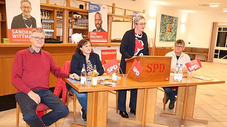 B&uuml;rgermeisterkandidatin Sandra Wittmann (Zweite von rechts) will Verantwortung &uuml;bernehmen und b&uuml;rgernah handeln. Beim Wahlauftakt stellen Ehrenvorsitzender Manfred Ruhland (links) die Schwerpunkte der k&uuml;nftigen Stadtratsarbeit und Ortsvorsitzender Stefan Wanninger die Kandidaten vor. Marianne Schieder, die Vorsitzende des SPD-Unterbezirks Schwandorf/Cham, spricht ein Gru&szlig;wort.