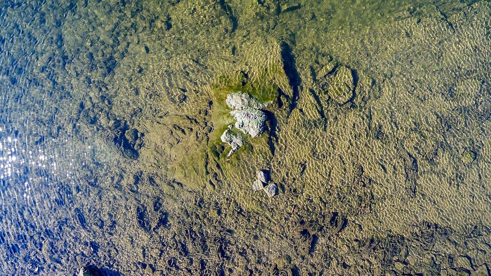 Am Sonntag hat der im August gravierte Felsen erstmals seit Wochen wieder kurzzeitig die Wasseroberfl&auml;che der Donau durchbrochen.