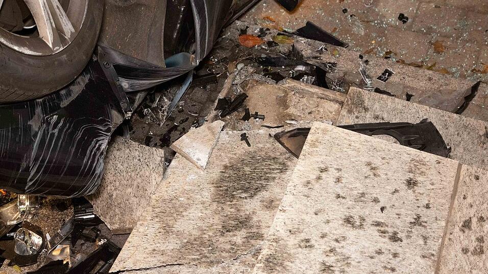 Schwerer Unfall am Dienstag kurz vor Mitternacht in Mengkofen (Kreis Dingolfing-Landau). Auch ein Rettungshubschrauber musste zur Unfallstelle beordert werden.