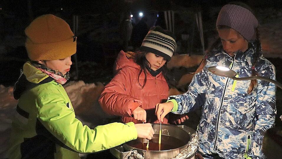 Kerzen ziehen, erfordert viel Geduld. Das Wachs muss immer wieder trocknen können, zwischen den Tauchgängen. Kerzen ziehen, erfordert viel Geduld. Das Wachs muss immer wieder trocknen können, zwischen den Tauchgängen.