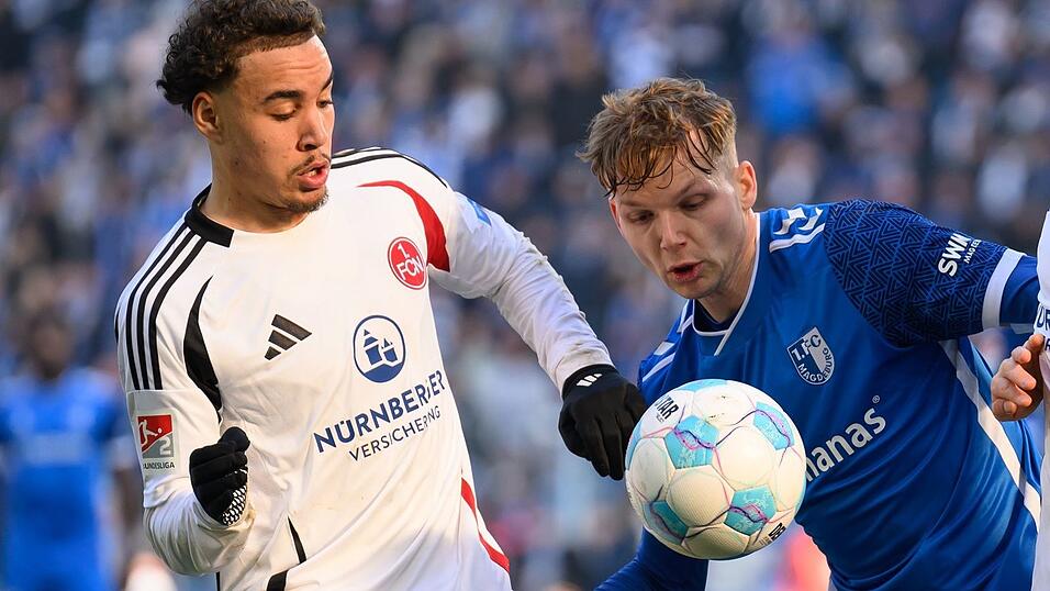 Nürnbergs Rafael Lubach (l) kämpft mit Magdeburgs Philipp Hercher um den Ball. Nürnbergs Rafael Lubach (l) kämpft mit Magdeburgs Philipp Hercher um den Ball.