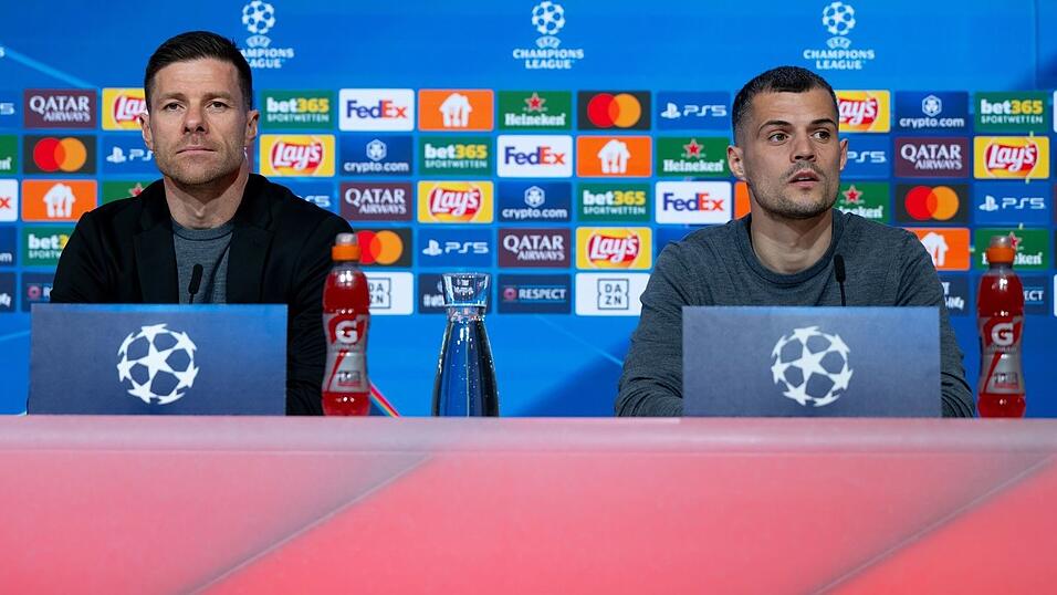 Trainer Xabi Alonso (l) und Granit Xhaka äußern sich bei der Pressekonferenz in der Allianz Arena zur Problematik möglicher Gelb-Sperren. Trainer Xabi Alonso (l) und Granit Xhaka äußern sich bei der Pressekonferenz in der Allianz Arena zur Problematik möglicher Gelb-Sperren.