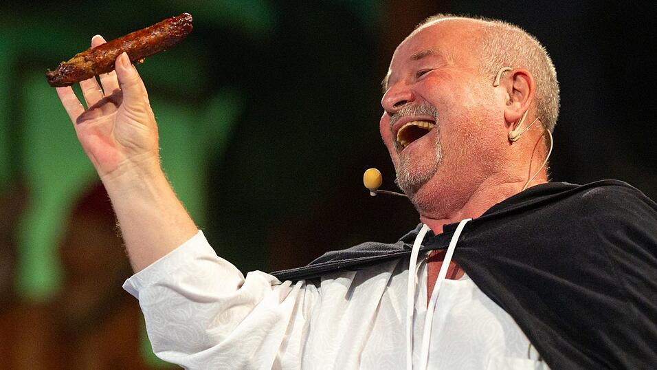 Vor dem Boxkampf um die älteste Bratwurstküche ein bisschen nachgestellte Geschichte: Probst Johann von Siebeleben soll 1404 erstmals eine Bratwurst erwähnt haben. Bernd Plachter spielte ihn nun.