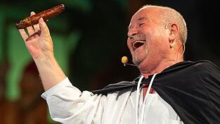 Vor dem Boxkampf um die älteste Bratwurstküche ein bisschen nachgestellte Geschichte: Probst Johann von Siebeleben soll 1404 erstmals eine Bratwurst erwähnt haben. Bernd Plachter spielte ihn nun.