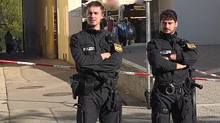 Die Attacke an einer Mittelschule in Friedberg hatte im Oktober 2025 einen größeren Polizeieinsatz ausgelöst. (Archivbild) Die Attacke an einer Mittelschule in Friedberg hatte im Oktober 2025 einen größeren Polizeieinsatz ausgelöst. (Archivbild)