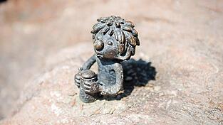 Etwa f&uuml;nf bis zehn Zentimeter hoch ist die kleine Pumuckl-Figur im Wittelsbacher Brunnen. Der Kobold h&auml;lt einen Bierkrug.