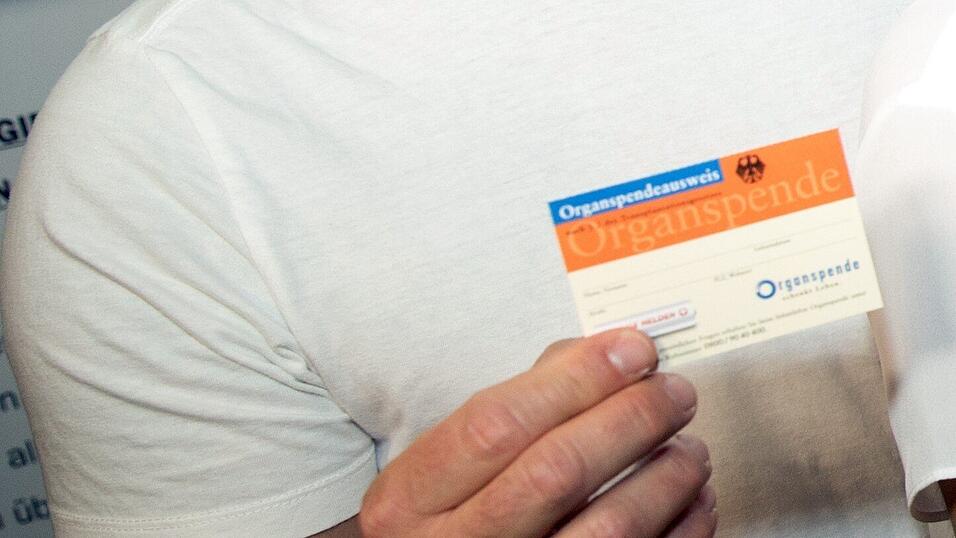 Mit einem Organspendeausweis lässt sich der eigene Wille zur Organspende festhalten. Im Bundestag wird erneut über eine Widerspruchslösung beraten, nach der als potenzieller Spender gilt, wer nicht ausdrücklich widerspricht Mit einem Organspendeausweis lässt sich der eigene Wille zur Organspende festhalten. Im Bundestag wird erneut über eine Widerspruchslösung beraten, nach der als potenzieller Spender gilt, wer nicht ausdrücklich widerspricht