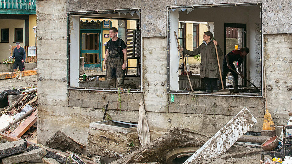 Helfer sind am 2. Juni 2016 in Simbach mit Aufr&auml;umungsarbeiten besch&auml;ftigt.