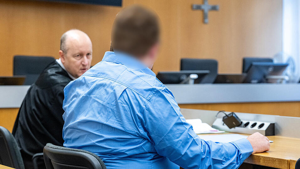 Der Angeklagte (rechts) sitzt im Verhandlungssaal des Landgerichts neben seinem Verteidiger Thomas Fauth. Mit Desinfektionsmittel als Brandbeschleuniger soll der 33-J&auml;hrige in Landshut die Haare seiner pflegebed&uuml;rftigen&nbsp;Gro&szlig;mutter&nbsp;angez&uuml;ndet haben.&nbsp;