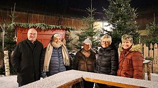 Die Beteiligten rund um Sonja Schierer (Mitte) freuen sich auf die Hofweihnacht am zweiten Adventssonntag.