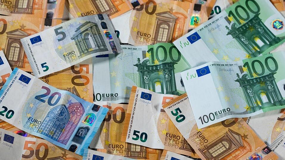 Der Haushaltsentwurf für 2027 sieht Ausgaben von 555,4 Milliarden Euro vor - mit eine Nettokreditaufnahme von 118,7 Milliarden Euro. (Symbolbild) Der Haushaltsentwurf für 2027 sieht Ausgaben von 555,4 Milliarden Euro vor - mit eine Nettokreditaufnahme von 118,7 Milliarden Euro. (Symbolbild)