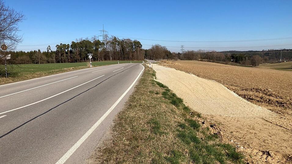 Bislang endet der von Adlkofen kommende Geh- und Radweg entlang der St 2045 am Gasthaus bei Blumberg. 2021 erfolgte der Spatenstich f&uuml;r den Weiterbau bis Ruhmannsdorf. Dieses Jahr wird weitergebaut.