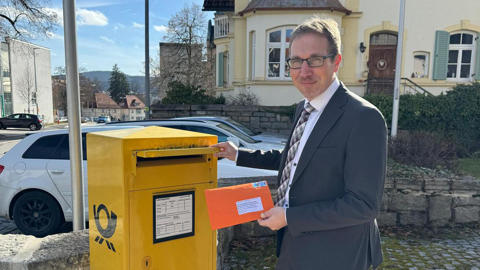 Arberlandkliniken-Vorstand Christian Schmitz wirft die beiden Forderungsschreiben ein. Arberlandkliniken-Vorstand Christian Schmitz wirft die beiden Forderungsschreiben ein.